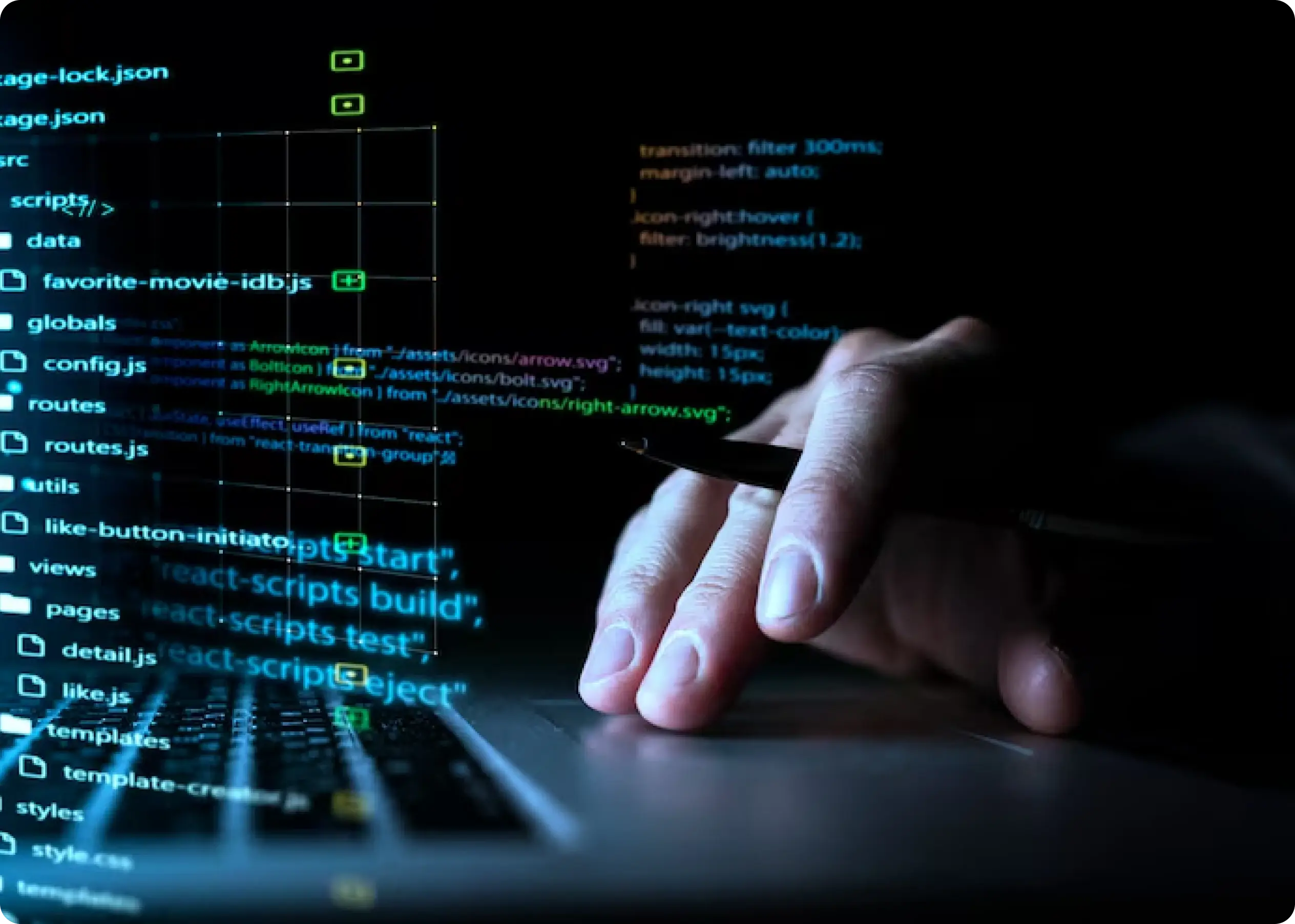Ingeniero de sistemas analizando datos en una laptop