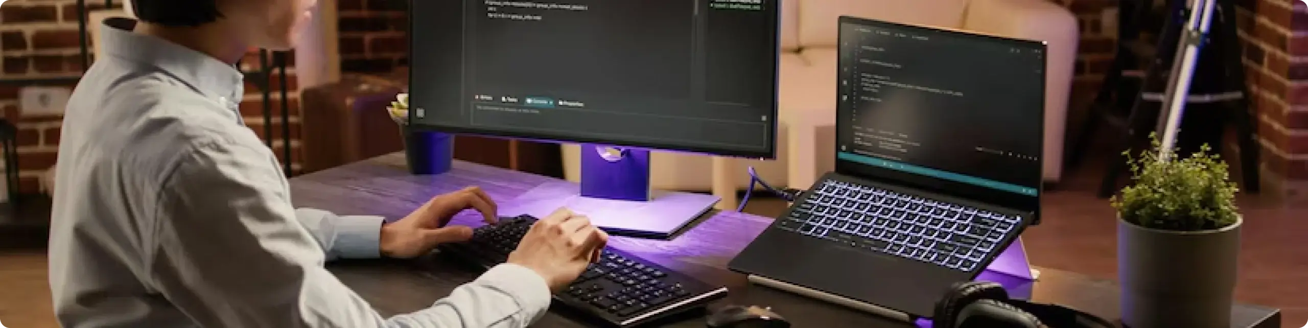Ingeniero de sistemas analizando datos en una laptop