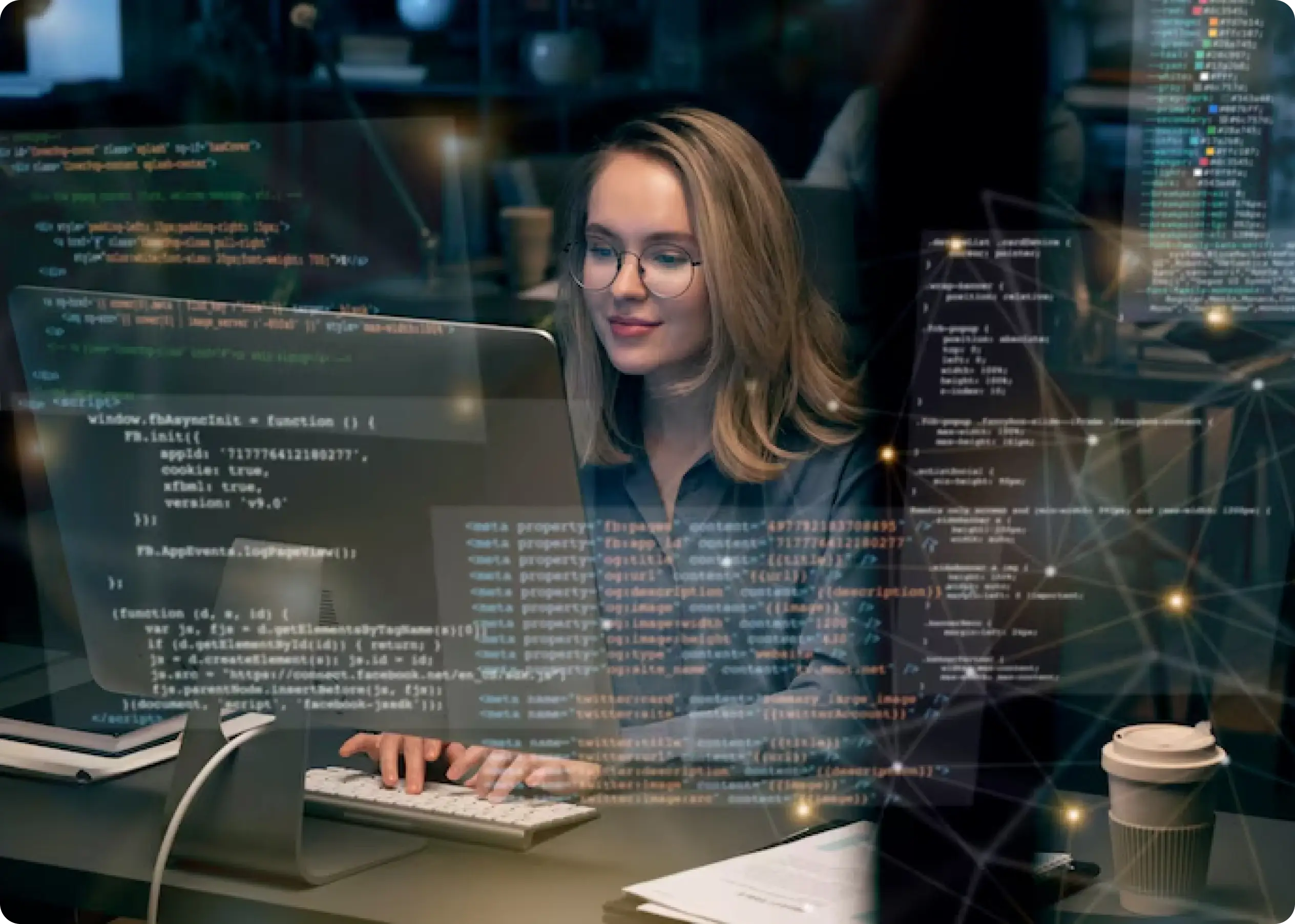 Ingeniero de sistemas analizando datos en una laptop