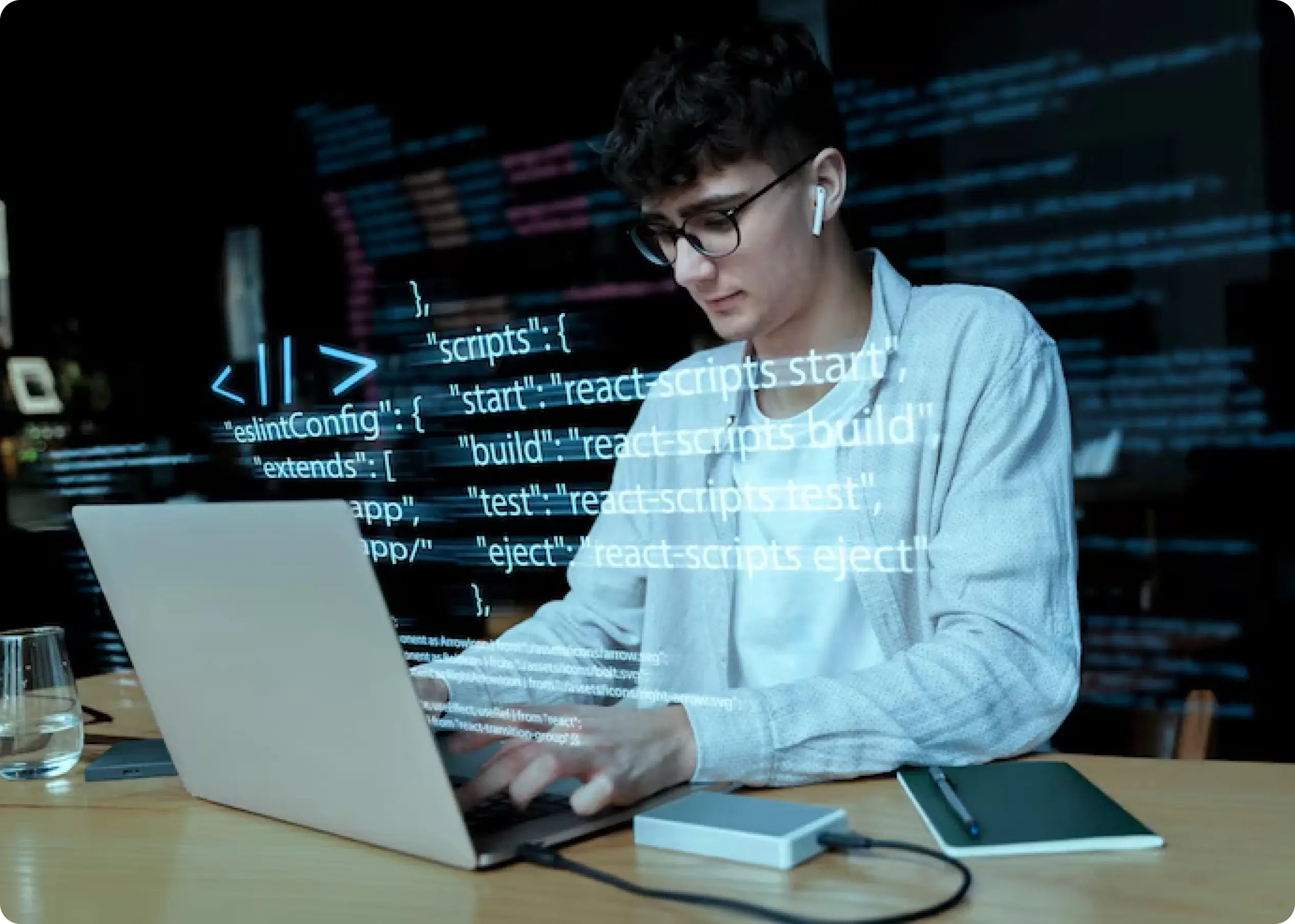 Ingeniero de sistemas analizando datos en una laptop
