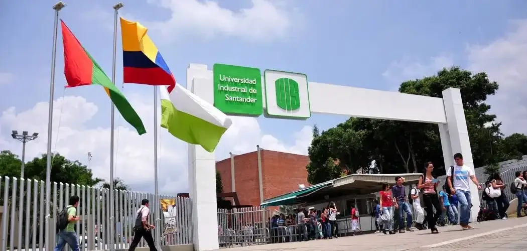 Evento de celebración de los 77 años de la UIS con representantes de Coopfuturo.