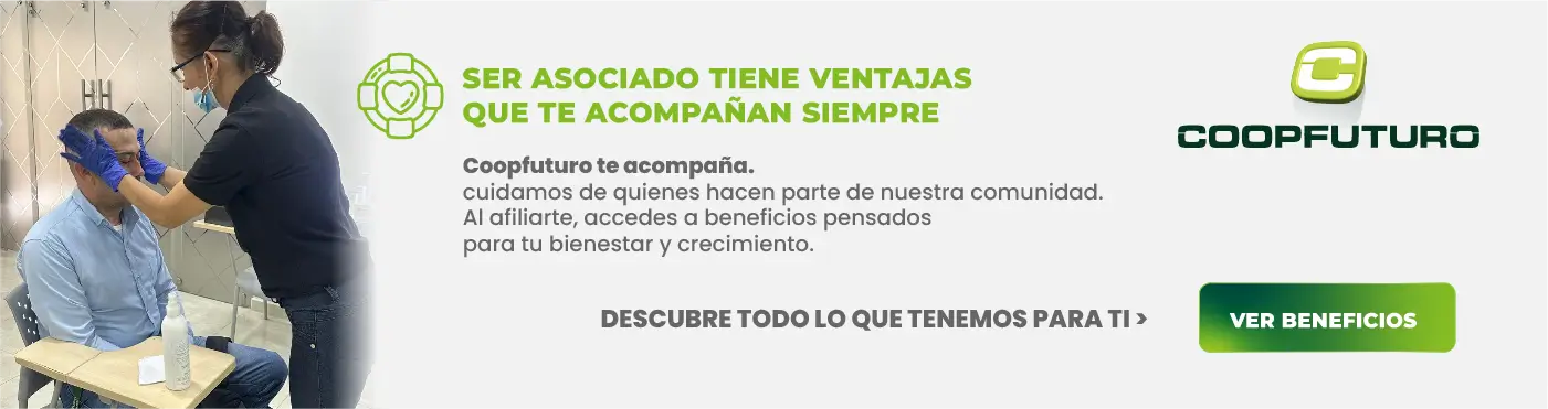 Persona revisa sus beneficios como asociado de Coopfuturo en su computador portátil.