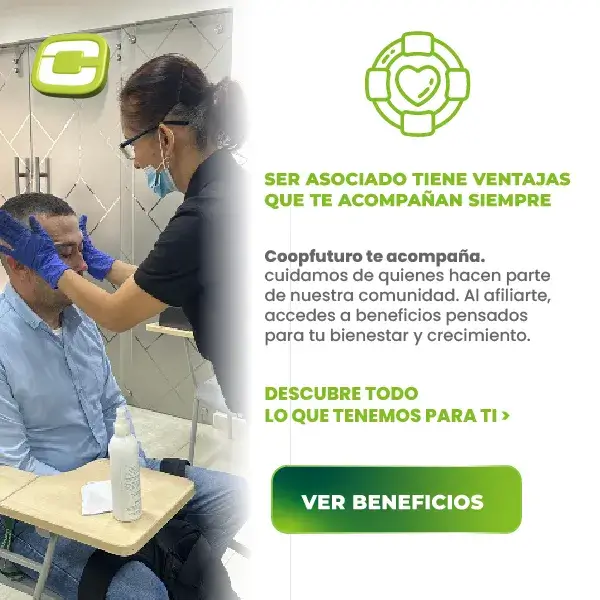Persona revisa sus beneficios como asociado de Coopfuturo en su computador portátil.