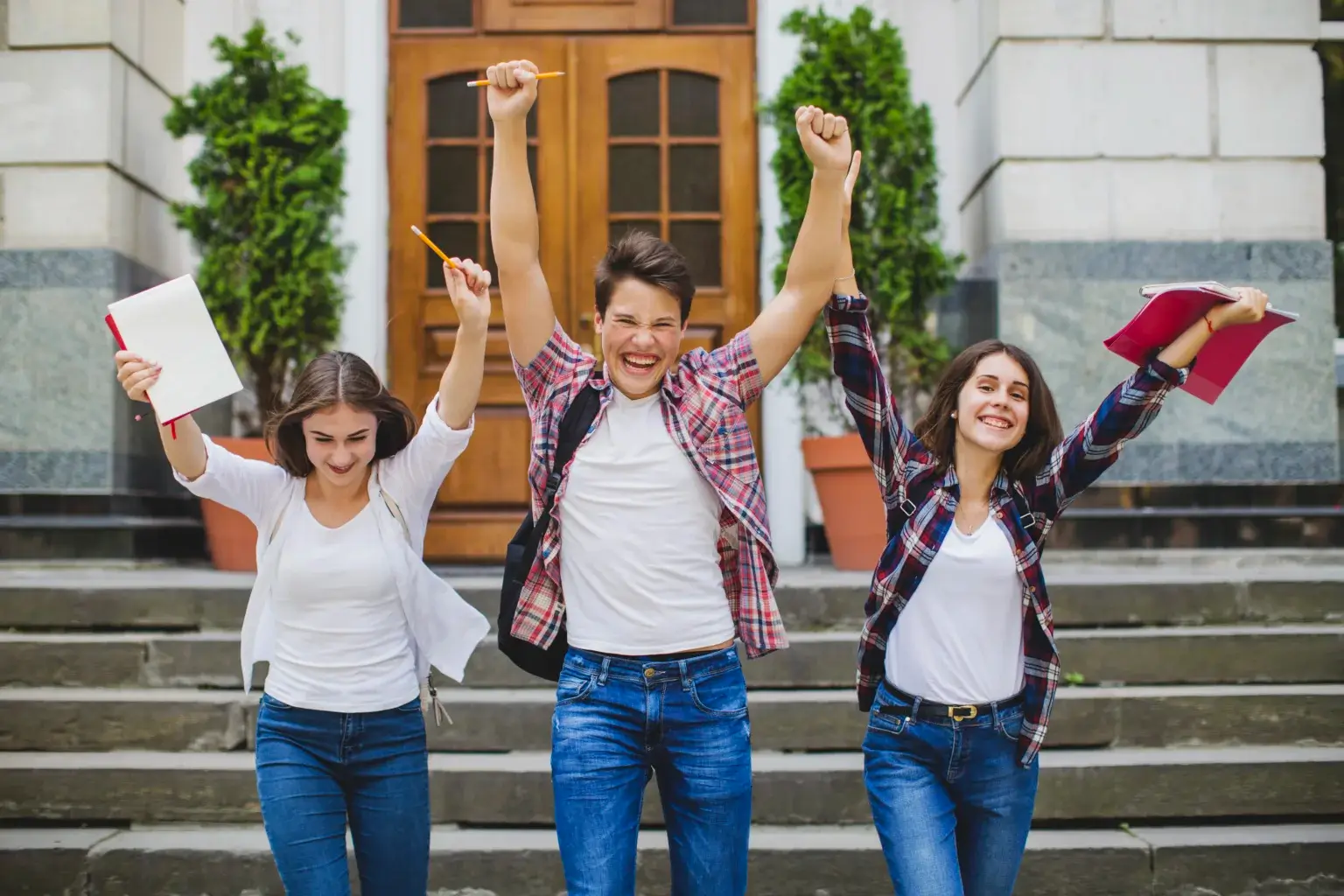 Estudiante feliz accediendo a crédito educativo para continuar su carrera profesional.
