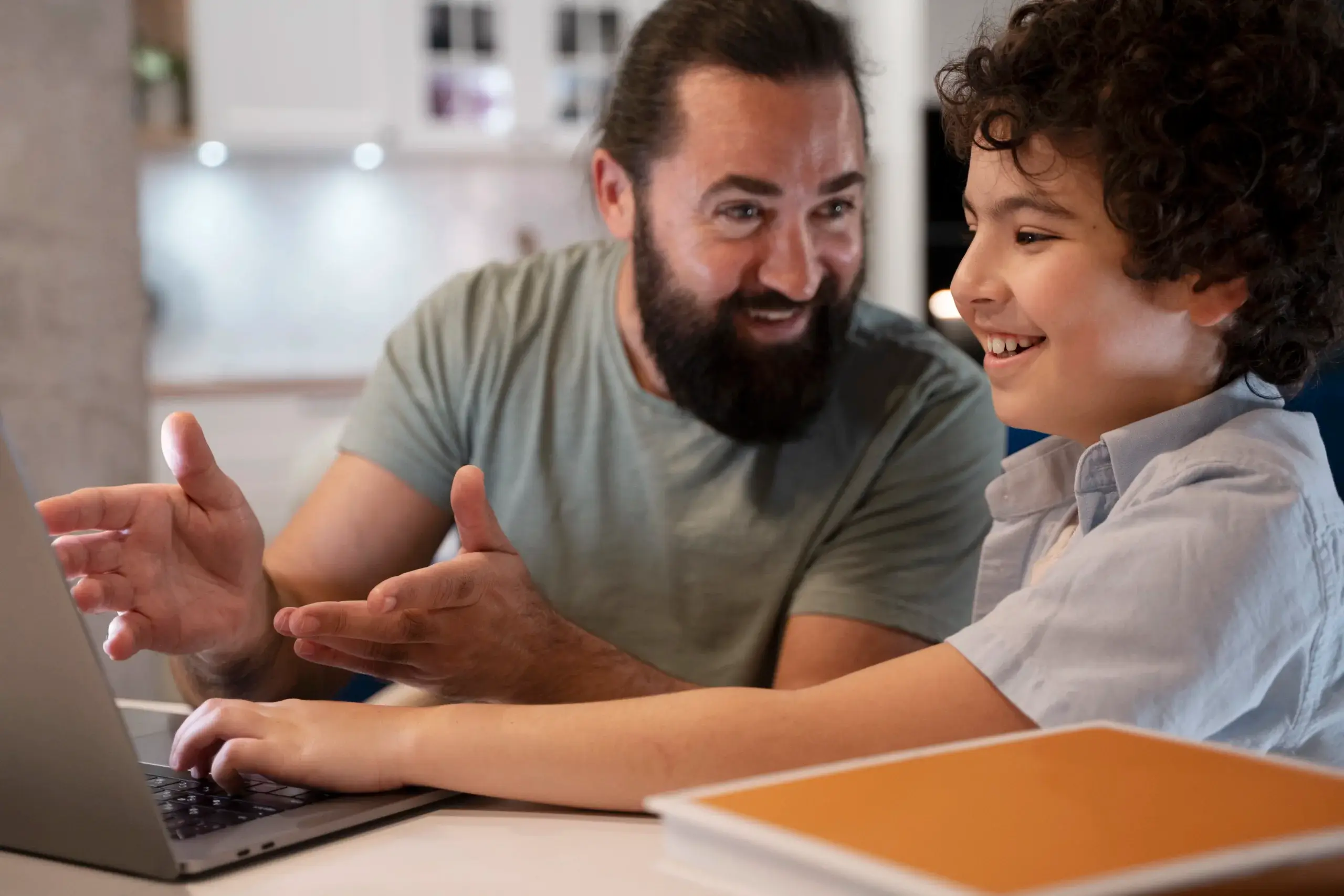 Padre e hijo planeando la universidad con apoyo financiero