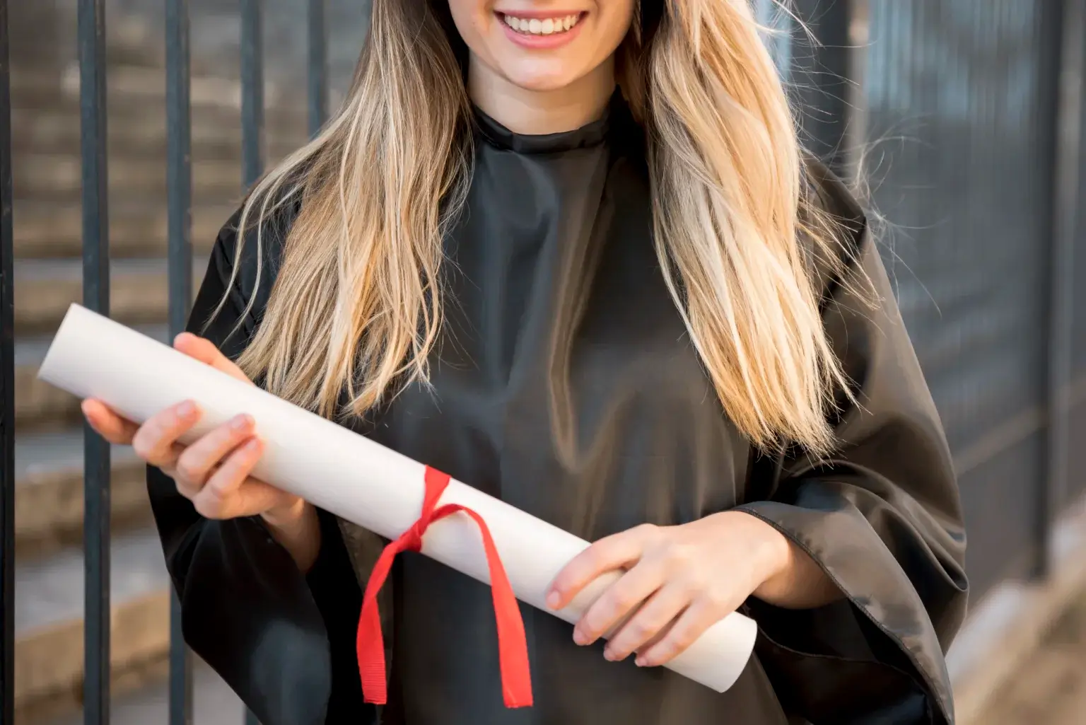 Estudiante en vacaciones tomando curso online con apoyo financiero