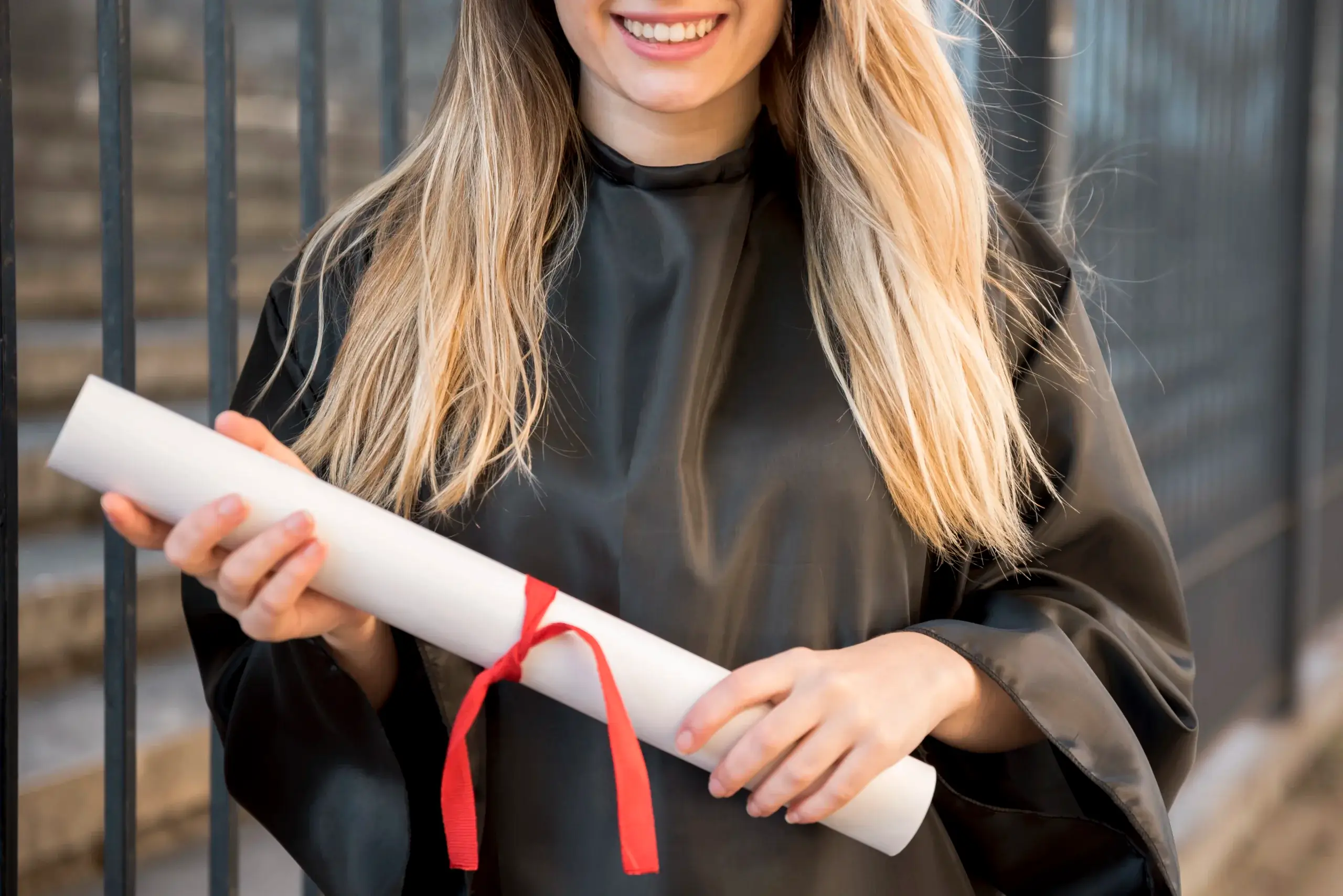 Estudiante en vacaciones tomando curso online con apoyo financiero
